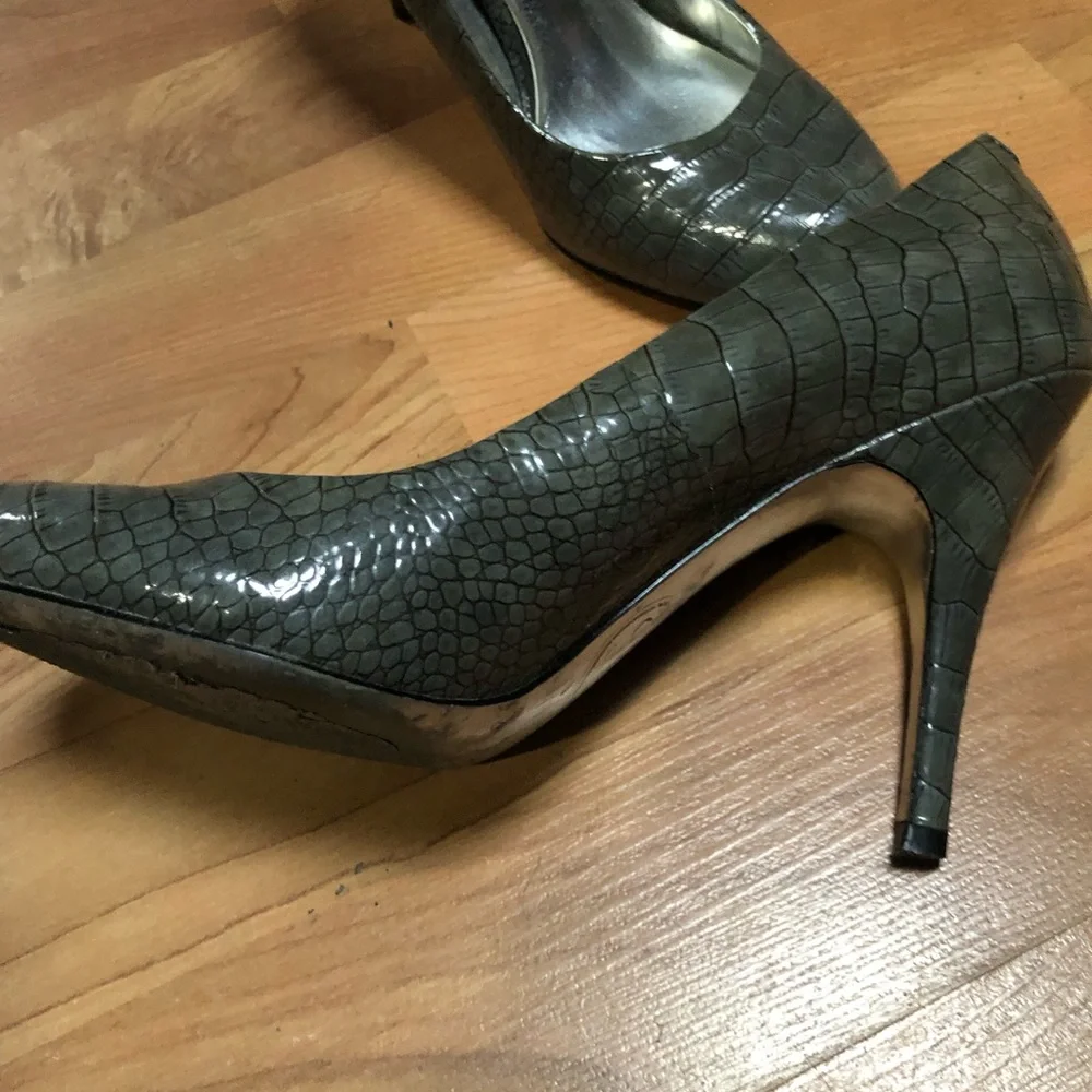 Jessica Simpson Round Toe Pump - Picture 2 of 10
